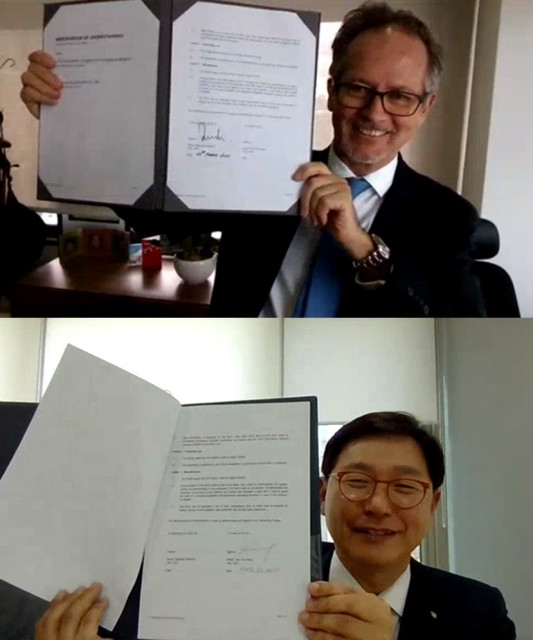 레지날드 피코크 취리히보험그룹 싱가포르 법인 대표와 강두석 LK보험중개 대표가 온라인 MOU 협약 서명식을 마친 뒤 기념 포즈를 취하고 있다
