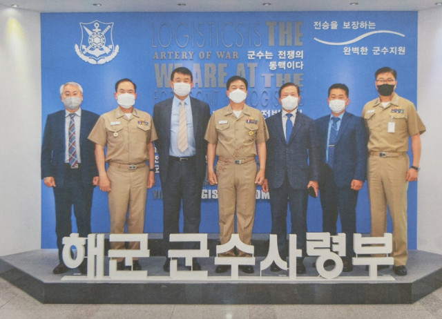 STX엔진 박기문 대표이사(왼쪽 세 번째)가 해군 군수 분야의 최고 사령탑인 해군 군수사령부를 취임 이후 처음 찾아 박노천 해군 군수사령관(왼쪽 네 번째) 등과 기념 촬영을 하고 ...