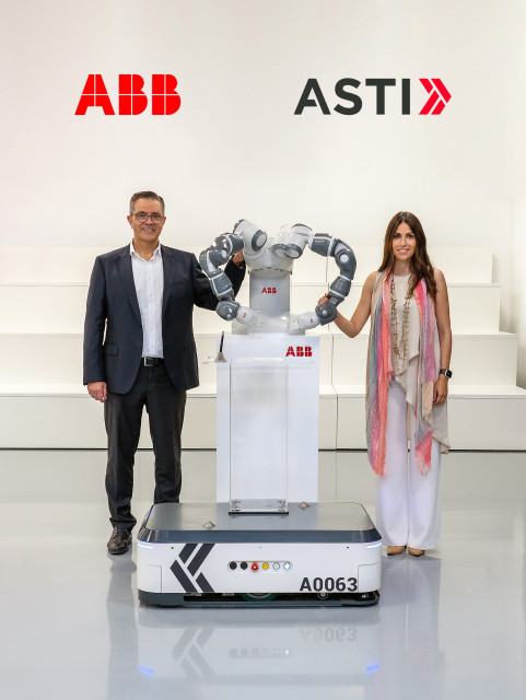 맨 왼쪽부터 ABB 로봇 사업부 사이 아티야 사장, ASTI 베로니카 파스쿠알 보에(Veronica Pascual Boé)대표가 양팔 협동 로봇 ‘AMR’을 사이에 두고 서 있다