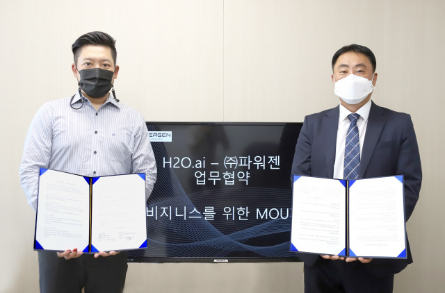 왼쪽부터 유효정 H2O.ai 한국지사장과 파워젠 이정규 대표가 협약식에서 기념 촬영을 하고 있다