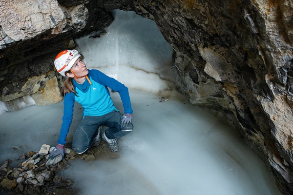 북극 기후 변화에 대한 인류의 지식 향상을 위해 지구의 최북단 동굴을 탐험 중인 지나 모즐리