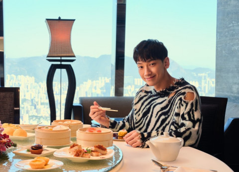 On the first stop of his trip, Rain enjoys delectable dim sum and a spectacular view of Hong Kong at a Michelin Cantonese restaurant