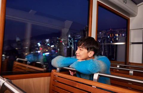 With the debut of the 6th generation Peak Tram, Rain takes a scenic ride to the Peak and takes in the mesmerising view