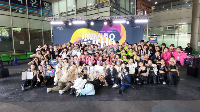 유스나루가 주최한 청소년댄스퍼포먼스대회 ‘ADRENALIN rUSH 8’의 본선에 오른 청소년댄스팀들이 기념 촬영을 하고 있다
