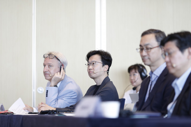 왼쪽부터 Thierry Coppens 국경없는의사회 한국 사무총장, 이준모 컨선월드와이드 한국 대표가 ‘도너스 콜라보레이트 2023’ 컨퍼런스에서 발표를 경청하고 있다