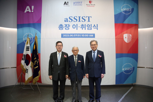 왼쪽부터 김태현 제9대 총장, 조완규 학교법인 이사장, 문휘창 제 10대 총장