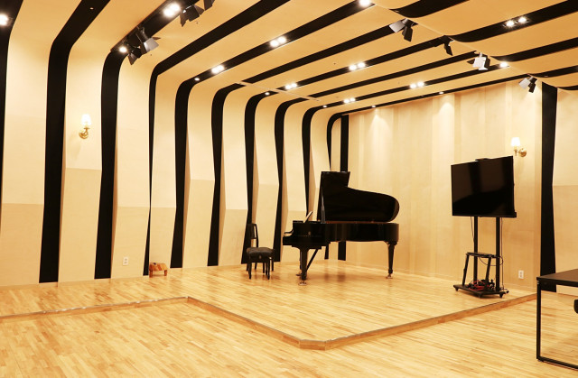 50석 규모를 가진 이온홀(EON Hall)은 Steinway &amp; Sons 피아노를 갖추고 있으며, 예술가들이 편안하고 매력적인 공간에서 관객들과 만날 수 있는 살롱을 연상케 한다. 서양 음악계의 발전에 큰 역할을 담당한 살롱처럼 예술 분야 저변 확대와 문화예술 향유의 장이 되고자 한다