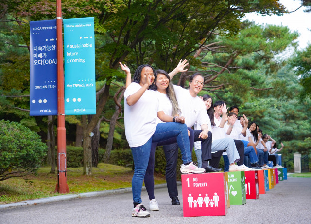 10월 13일 경기도 성남시에 위치한 코이카 본부에서 SDGs 마라톤에 참여한 코이카 임직원과 코이카 서포터즈 위코(WeKO) 5기 활동자들이 SDGs 목표가 그려진 박스 위에서 16.9km 마라톤 완주를 기념하고 있다