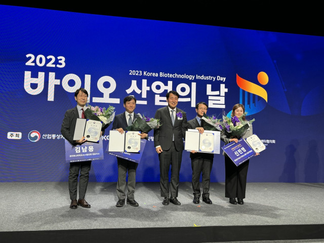 입셀 주지현 대표(왼쪽에서 두 번째) 산업통상자원부 장관 표창 수상