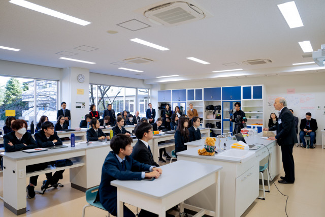 Professor Kornberg hosted a masterclass on DNA and RNA, considering both their structure and function, and providing a deeper understanding of the building-blocks that govern life, for Malvern College Tokyo secondary students. (Photo: Business Wire)