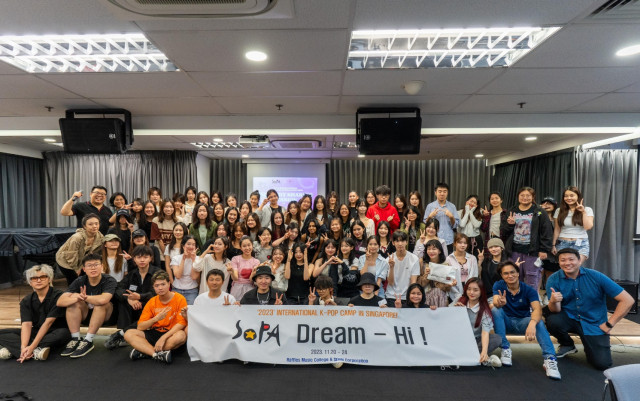 이번 행사를 주최한 싱가포르 래플스 음악대학교에서 캠프 참가자들과 함께 사진을 찍은 드림하이