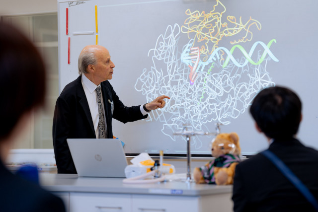 Prof Kornberg giving a Master Class on DNA to pupils at Malvern College Tokyo. (Photo: Business Wire)