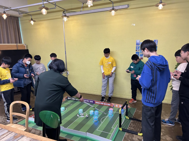 ‘제1회 영등포 진로 탐색 페어’ 참여 청소년들이 AI 축구로봇을 체험하고 있다