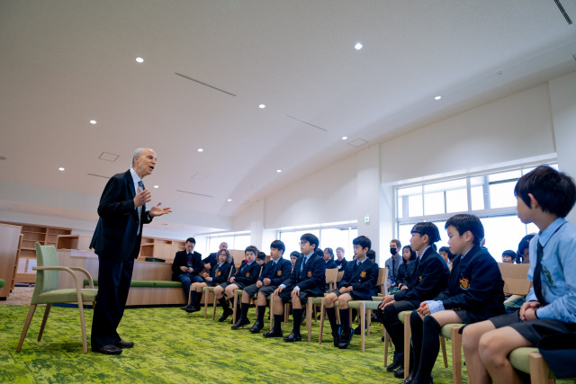 Professor Kornberg engages with primary pupils in the masterclass, discussing what it means to be a scientist, the importance of DNA, and the connection between DNA and family. The pupils are fully engaged, asking thoughtful questions on these fascinating subjects.&quot; (Photo: Business Wire)