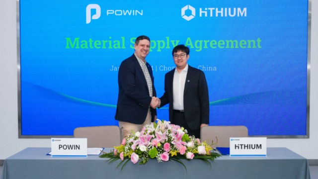 Powin VP Global Procurement Jason Eschenbrenner (left) and Hithium VP Monee Pang (right) after signing the new agreement. (Photo: Business Wire)