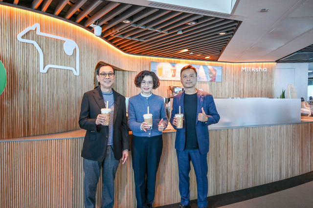 (From left) Tony Tan Caktiong, Founder and Chairman of Jollibee Foods Corporation; Lillian Chu, President &amp; Chief Operation Officer of TAIPEI 101; Peter Huang, General Manager of Milksha (Photo: Business Wire)