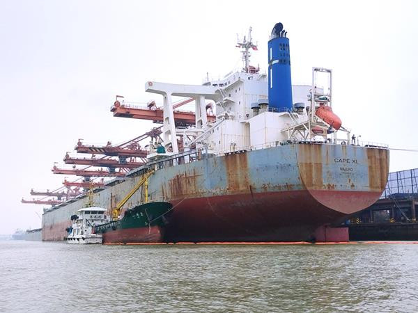 중국 광저우에 있는 한 항구에 정박한 동력선 Cape XL호에 바이오연료가 공급되고 있다