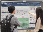 DDW2024 참가자들이 위산 노출로 인한 식도에서의 항염 효과 관련 기초연구 포스터를 보고있다