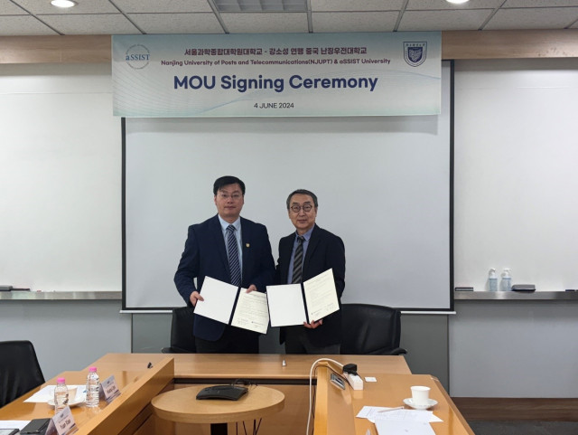 왼쪽부터 리앙 저우(Liang Zhou) 난징우전대 부총장과 최용주 서울과학종합대학원대학교 부총장이 서명한 협약서를 들고 기념 촬영을 하고 있다