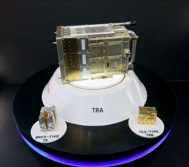 한화시스템이 ADEX 2023 전시에서 선보인 AESA 레이다의 핵심 부품인 브릭형 TRB(좌측)와 부피를 50%가량 줄인 타일형 TRB(우측). TRB 여러 개를 묶은 송수신 어셈블리(TRA)의 수량에 따라 지상·공중·해상 등에서 사용하는 다양한 크기의 레이다 안테나에 모두 적용 가능하다