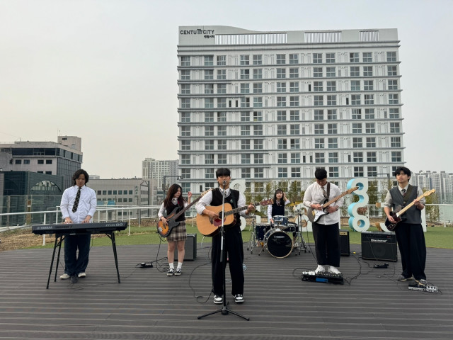 지난 3월 17일 청소년 밴드 ‘Circular’ 팀원들이 자작곡 ‘전하지 못했던 말’의 뮤직비디오를 촬영하고 있다