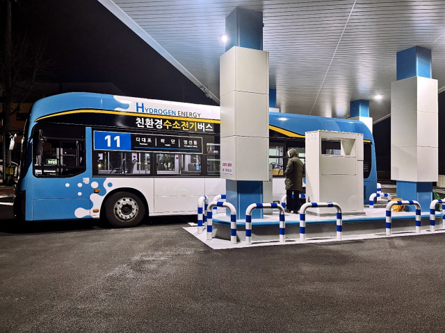 한국에 소재한 Nikkiso의 액화 수소 충전소에서 수소 버스가 연료를 충전하고 있다