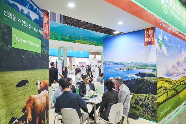 서울푸드 2024 아일랜드산 유럽 소고기 홍보관에서 활발한 비즈니스 미팅이 열리고 있다