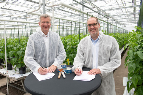Peter Poortinga (CEO, Solynta) and Frank Terhorst (Head of Strategy &amp; Sustainability, Crop Science, Bayer) (Photo: Business Wire)