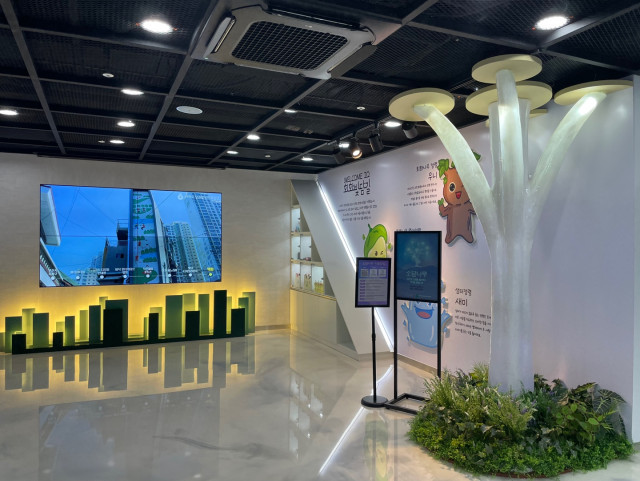 부산 사하구의 대표 디지털 체험공간 ‘빛담디지털라운지’에 오픈한 소원을 담는 타임캡슐 나무 ‘소담나무’