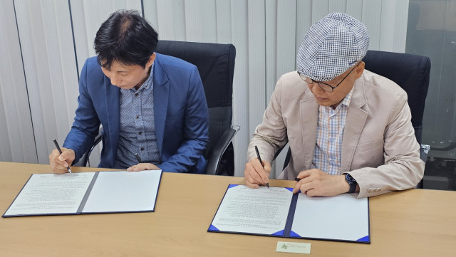 흥사단 독립유공자후손돕기본부와 한국시각정보디자인협회(VIDAK)가 MOU를 체결하고 있다
