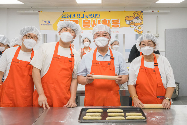 한국교직원공제회 정갑윤 이사장(오른쪽에서 두번째)과 임직원들이 7월 29일 용산 빵나눔터에서 지역사회 소외계층을 대상으로 제빵 봉사활동을 진행했다