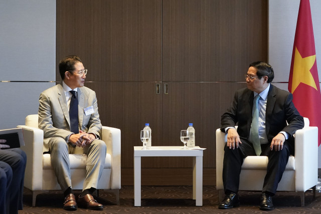 효성 조현준 회장(왼쪽)은 7월 1일 팜 민 찐 베트남 총리(오른쪽)와 만나 미래사업 협력방안에 대해 논의했다