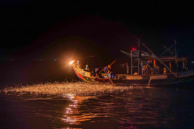 대만 북해안만의 독특한 어업 방식인 유황불 낚시