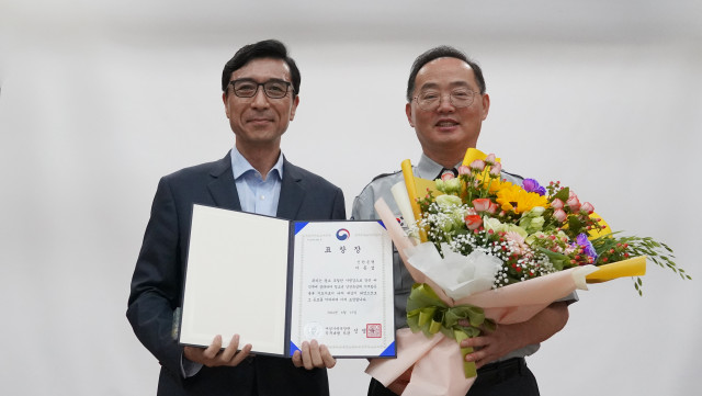 수상자인 신한은행 이동섭 지점장(왼쪽)과 한국청소년연맹 이상익 사무총장