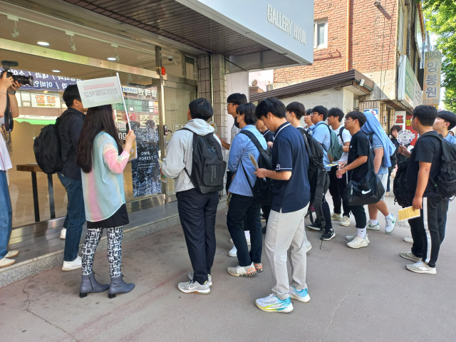 천안고등학교 학생들과 봉명지구 일대를 탐방하는 모습