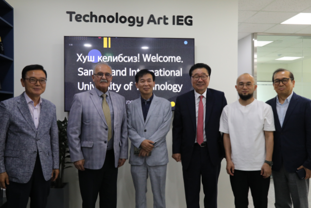 아이지를 방문한 SIUT 유세프 압둘라에브 총장 (좌측에서 두 번째)과 SIUT 한국대학 황성돈 학장(우측에서 세번째) 외 학장들