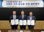 GS25가 한국도로공사와 인기 휴게소 음식을 간편식으로 출시하는 업무협약을 체결했다(왼쪽부터 GS리테일 허치홍 MD본부장, 한국도로공사 옥병석 영업본부장, 한국고속도로휴게시설협회