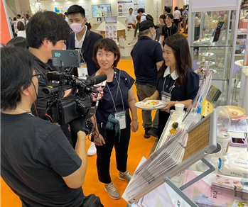 라이스클레이가 ‘2024 일본 도쿄 라이프스타일 위크 전시회’에서 우리쌀을 이용한 놀이교구인 쌀이랑놀자를 시연하며 일본 매체와 인터뷰를 진행하고 있다