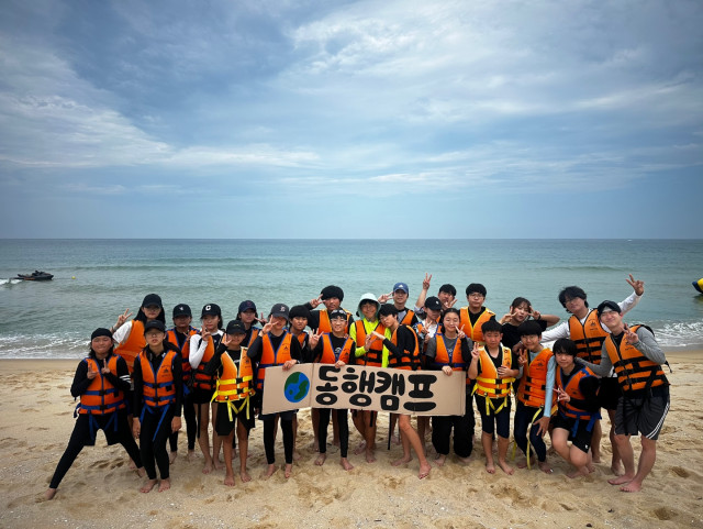 ‘지구마불 환경여행’ 동행캠프는 청소년들에게 환경 문제에 대한 인식뿐 아니라 공동체 안에서 함께 문제를 해결해 나가는 능력을 키우는 소중한 기회가 됐다. 이로써 청소년들이 더 나은 미래를 준비할 수 있도록 도울 것으로 기대된다. 시립문래청소년센터는 앞으로도 서울시와 협력해 청소년들의 환경인식을 높이고, 청소년들이 주도적으로 참여할 수 있는 프로그램을 지속적으로 운영할 계획이다