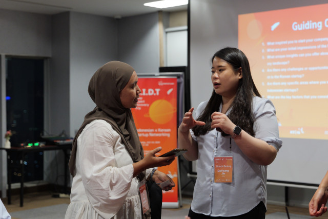 슬런치팩토리 진다영 CTO가 인도네시아 현지 스타트업과의 교류 네트워킹에서 협업 방안에 대해 논의하고 있다