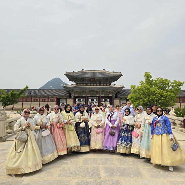 한국을 찾은 인도네시아 관광객들이 경복궁에서 포즈를 취하고 있다