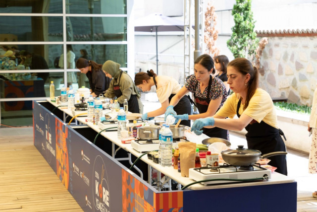 ‘한식요리 경연대회’에서 참가자들이 한국의 장을 활용한 요리를 만들고 있다