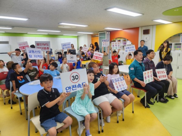 도봉구3호점 우리동네키움센터 백동휘 아동 청원으로 만들어진 제안서 전달식 자리(사진 제공 = 세이브더칠드런, 도봉구3호점 우리동네키움센터)