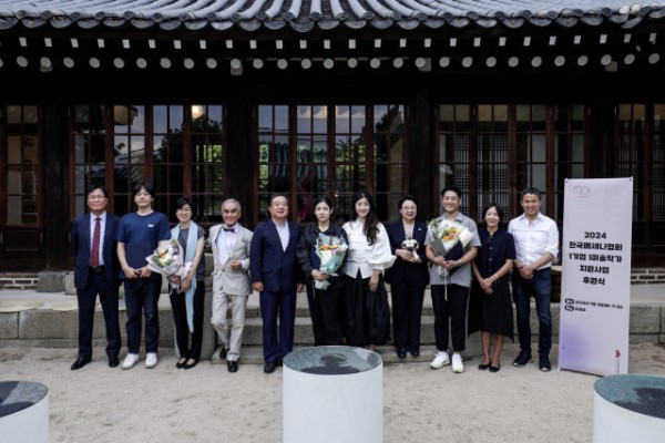 지난 2일 서울 종로구 휘겸재에서 열린 ‘1기업 1미술작가 지원사업’ 후원식의 참석자들이 단체사진을 촬영하고 있다