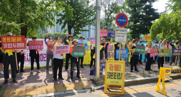 한국가스시공협회가 국토교통부의 사단법인 설립허가 신청 반려에 대한 부당함을 호소하며 지난 10일 국토부장관 임시사무실(과천청사) 앞에서 집회를 개최했다(사진=한국가스시공협회)