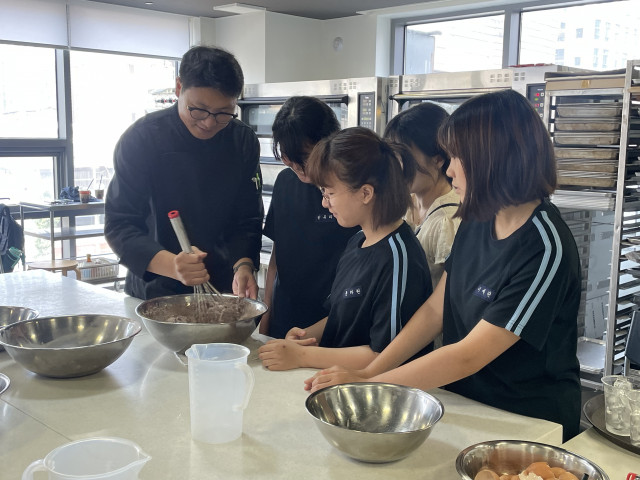 경희바리스타 제과제빵전문학원에서의 직업체험 활동을 통해 파티쉐가 되어 초코쿠키를 만드는 즐거운 시간을 가졌다