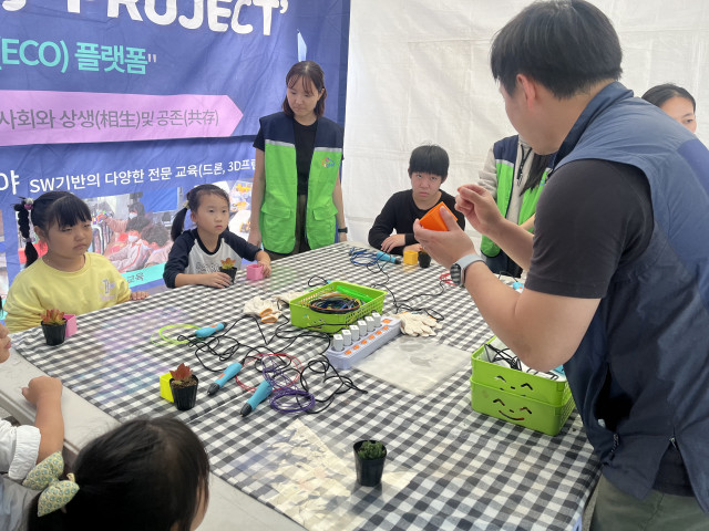 시립강동청소년센터의 무한 상상 메이커 ‘3D 다육이 화분 만들기’ 특성화사업 부스 전경