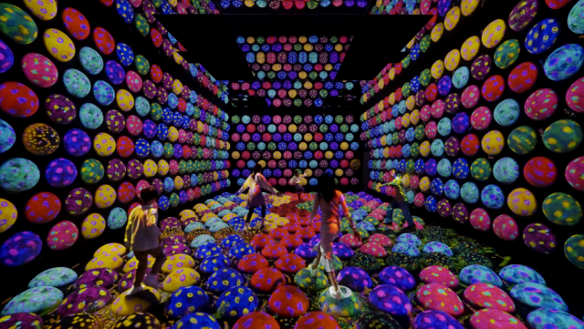 teamLab, Rapidly Rotating Bouncing Spheres in the Caterpillar House (c) teamLab - Rapidly Rotating Bouncing Sphere is a space made up of spheres that people can jump on. The spheres rotate at high speed, but when people approach them, they stop rotating and become easier to step on.