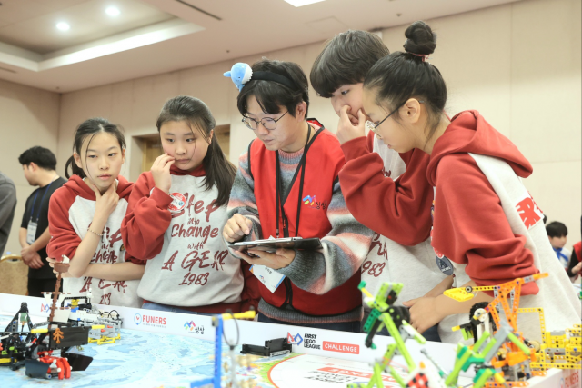 2024-2025 퍼스트 레고 리그 한국대회에서 선수들이 로봇 경기를 진행하고 있다(사진=사단법인 상상)