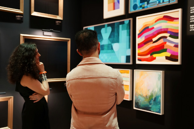 스위스 바젤에서 열리는 세계 최대 규모 예술 박람회 ‘아트 바젤 인 바젤 2024’에서 삼성전자 ‘더 프레임’을 살펴보고 있는 모습